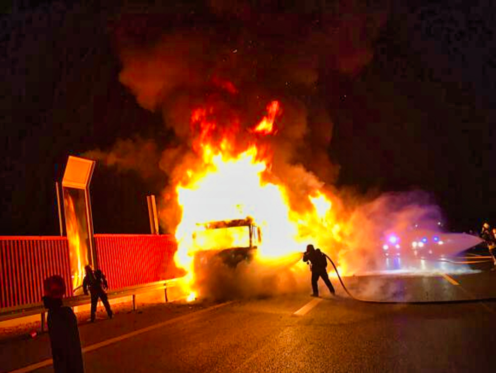 Brennender LKW fährt auf der Autobahn! Fahrer fährt trotz brennender Maschine weiter