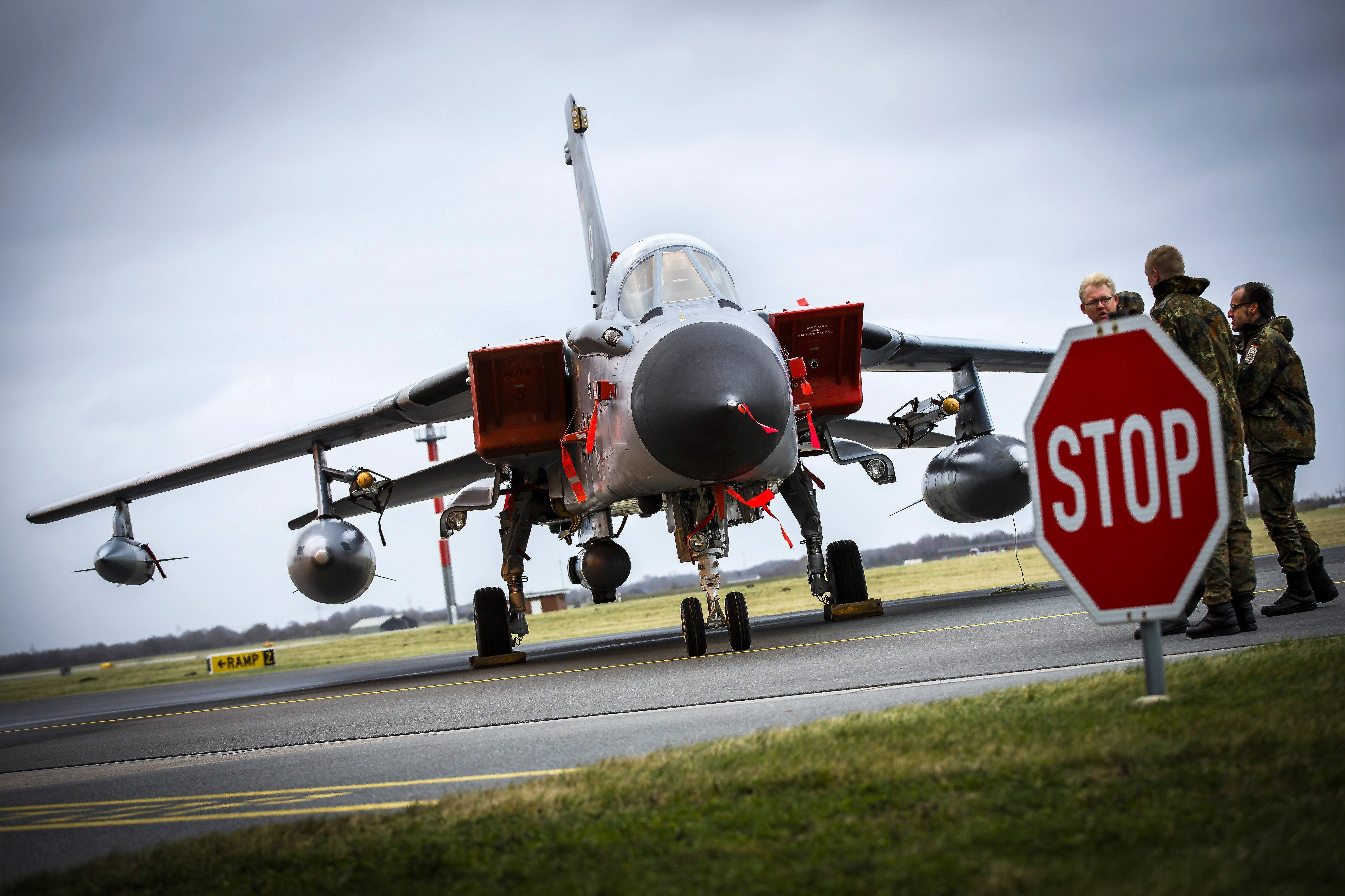 Kampfjets landen in Hamburg! Verwunderung am Hamburger Flughafen – Mehrere Kampfjets landen in der Hansestadt