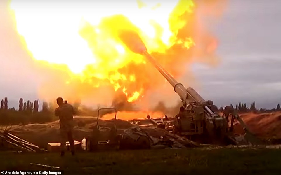 Dramatisches Video - Russen Soldaten jagen nach Drohnen - dann schlägt ein hochpräzises "Excalibur"-Geschoss in den Graben ein!