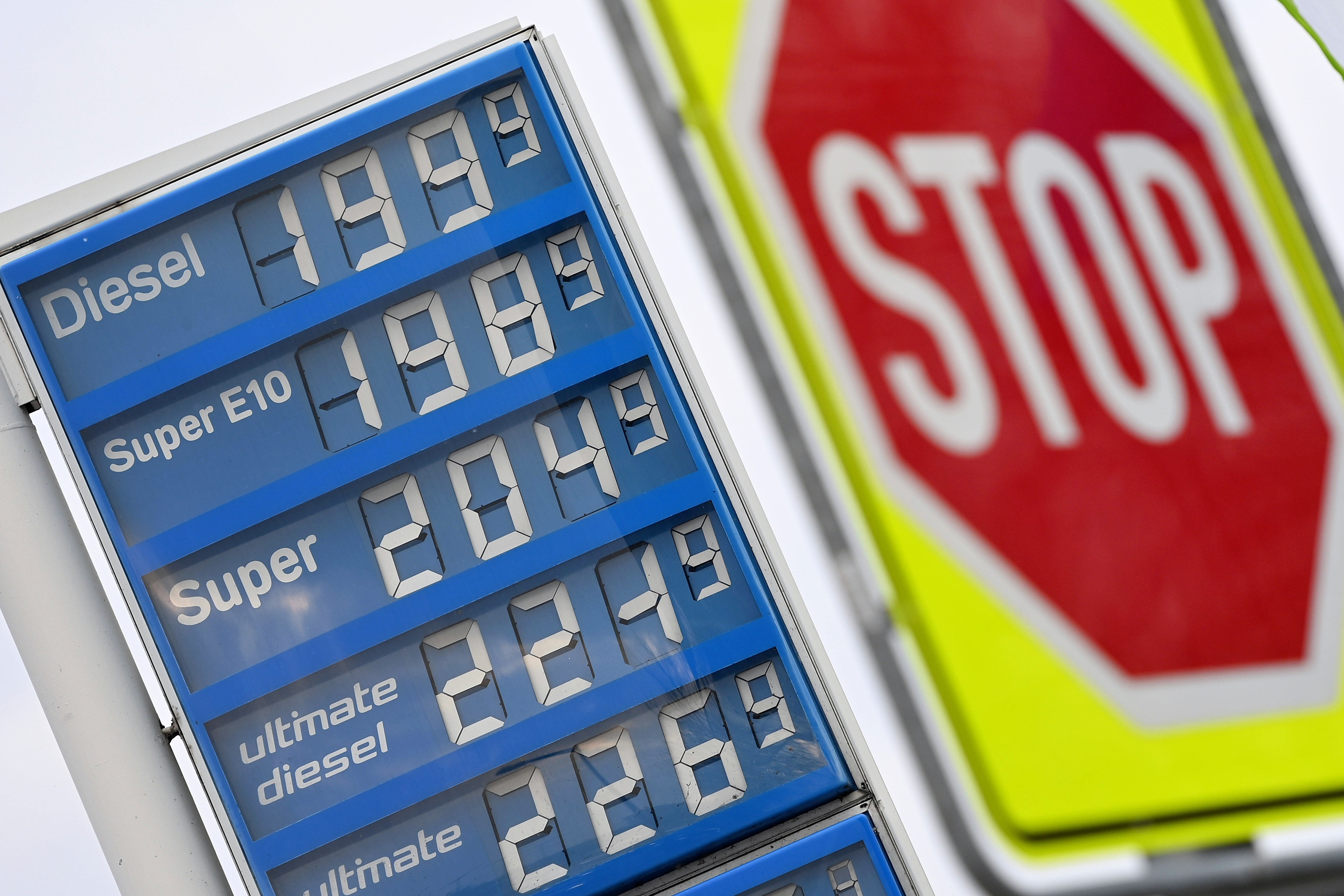 Jetzt wird das Benzin knapp! Müssen Tankstellen schließen? Preissteigerungen und Engpässe beim Benzin möglich