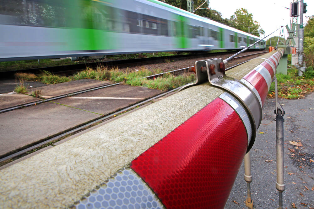 Zugverkehr eingestellt! Lok-Führer entdeckt Leiche am Gleis! Was ist geschehen?