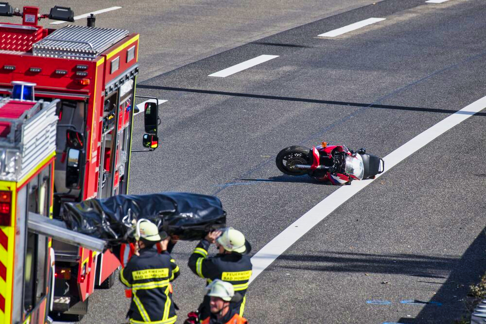 Feuer auf Schnellstraße! Motorrad rast in LKW! Tödlicher Crash - der Fahrer hatte keine Chance!