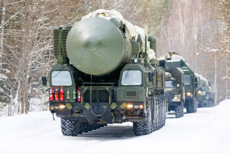 NATO löst Alarm aus! Russland bringt stärkste Atombombe in Stellung - Video zeigt Vorbereitung!