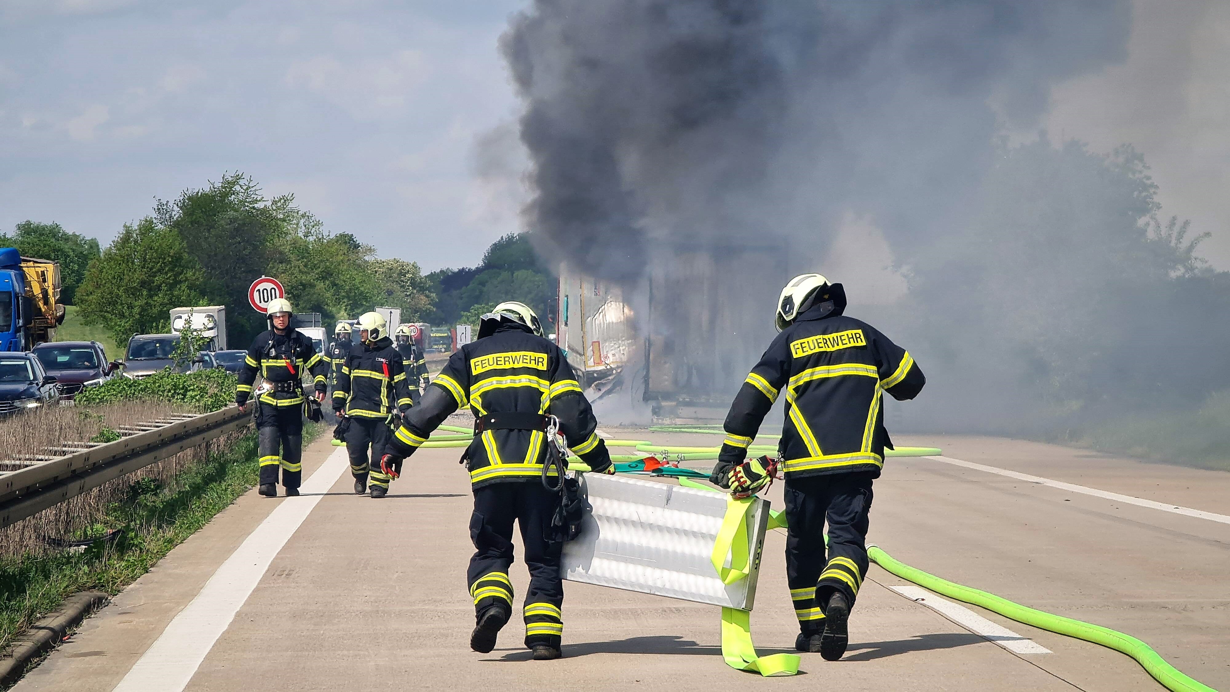 Autobahn Vollsperrung - Trümmerfeld in beide Richtungen nach Horror-Unfall! Lange Staus