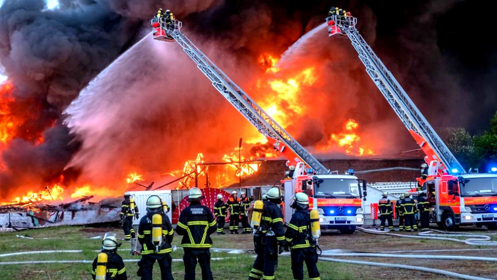 Feuer in deutschem Vergnügungspark! Karls Erdbeerhof in Flammen, mehrere Verletzte!