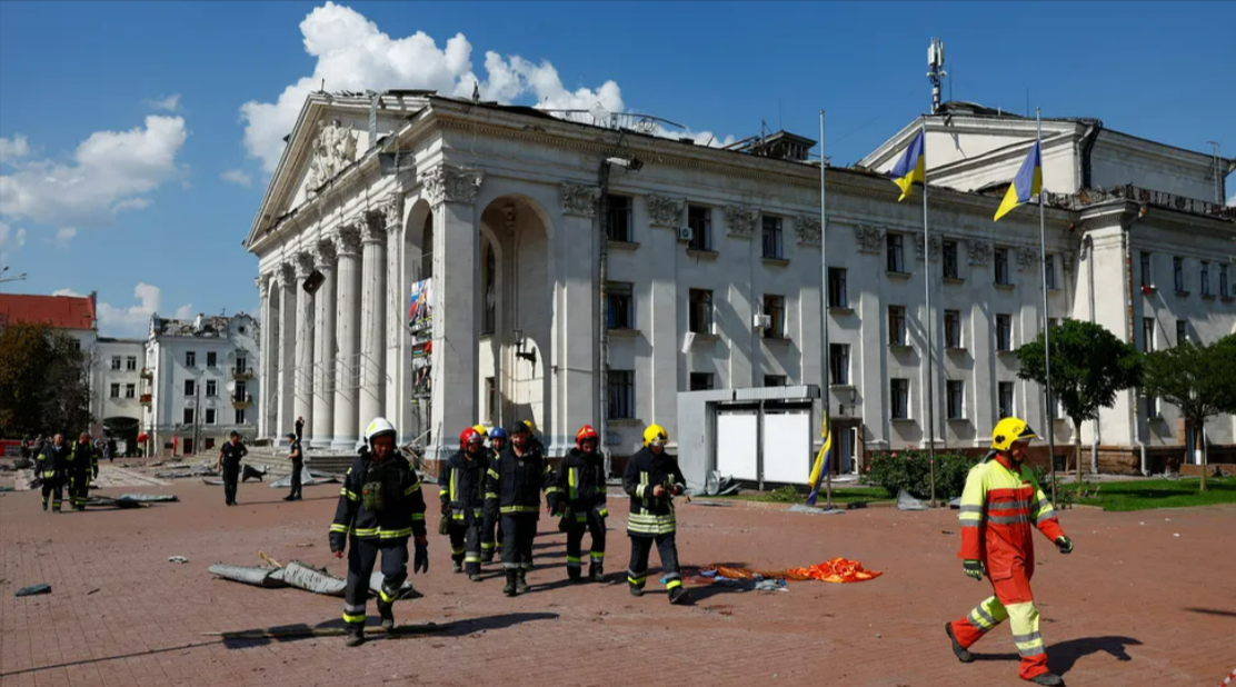 Eilmeldung - Russen feuern Raketen auf Theater und Innenstadt von Tschernihiw - mehrere Menschen getötet!