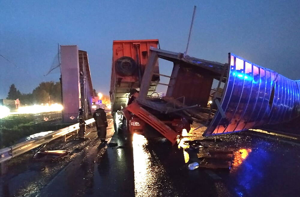 Horror-Unfall auf der Autobahn! Zwei Tote - Laster krachte durch die Leitplanke - Vollsperrung!