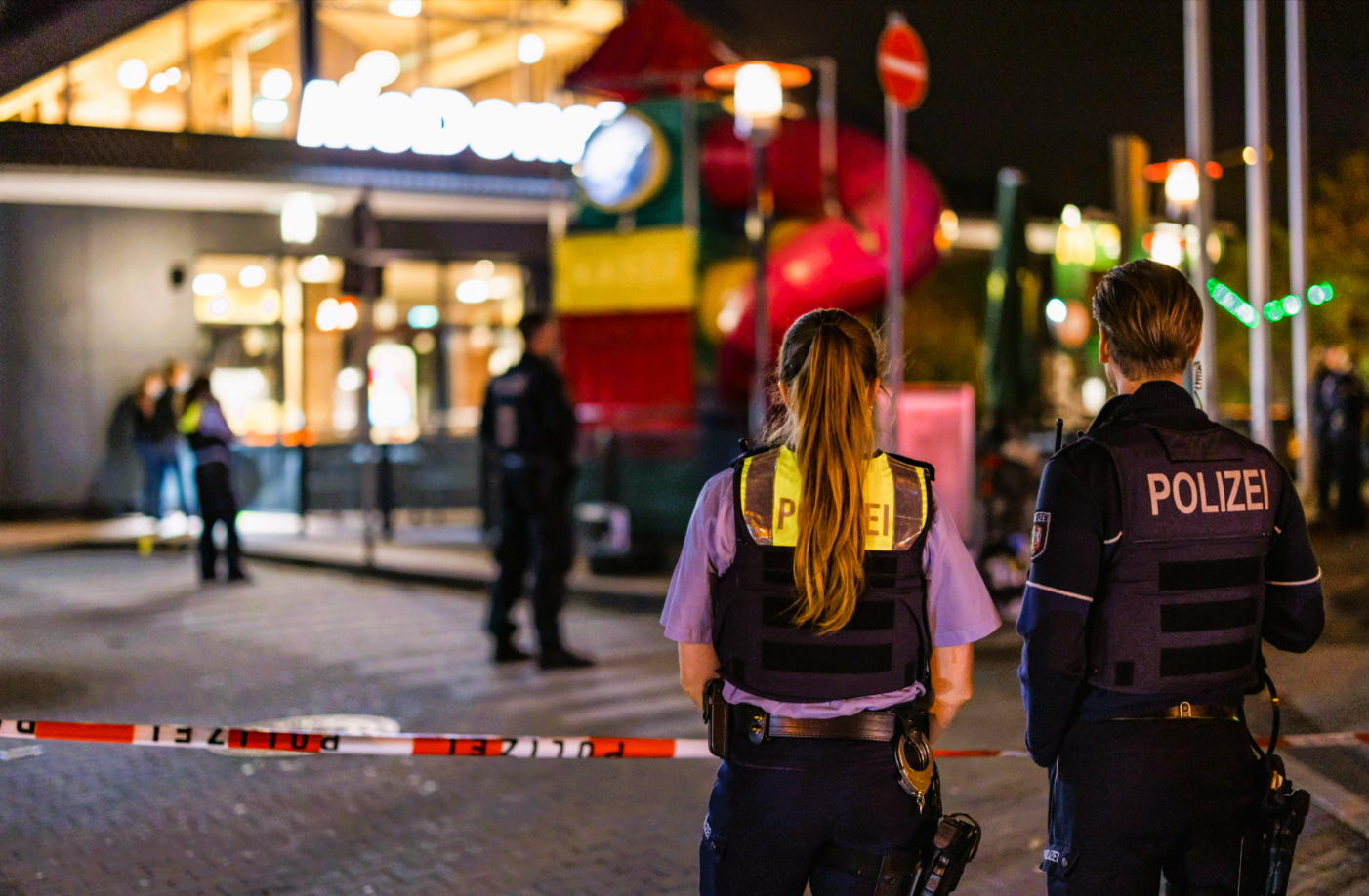 Schießerei vor McDonalds! Sogar Maschinenpistolen im Einsatz - 2 Personen überlebten nicht