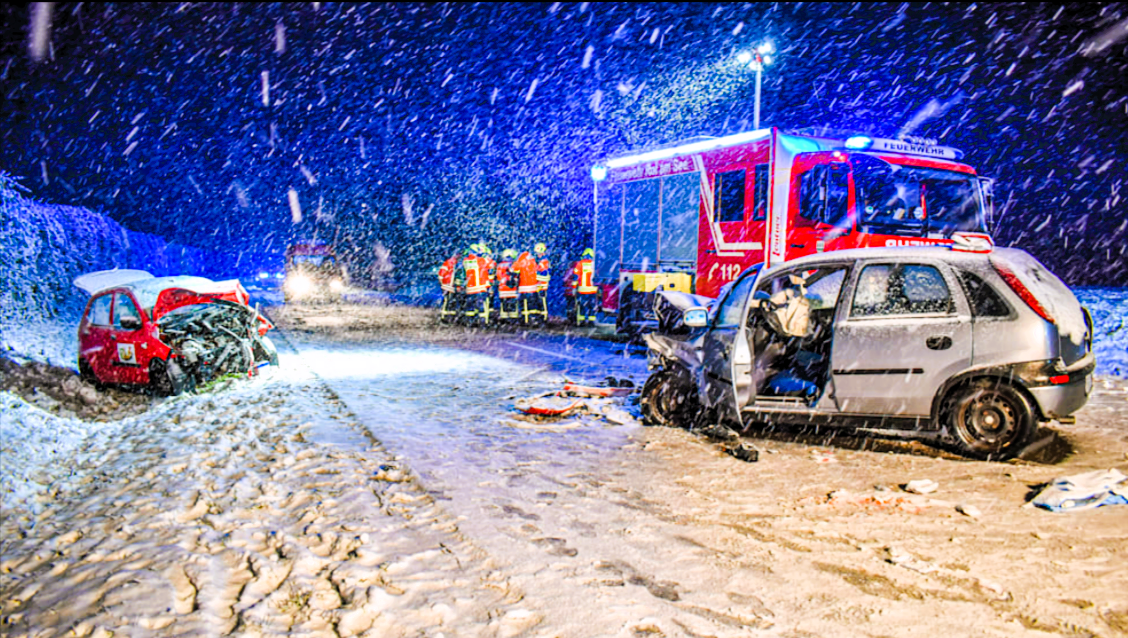 Notarzt verunglückt auf Rettungsfahrt auf schneeglatten Straßen! Schwerer Unfall gemeldet