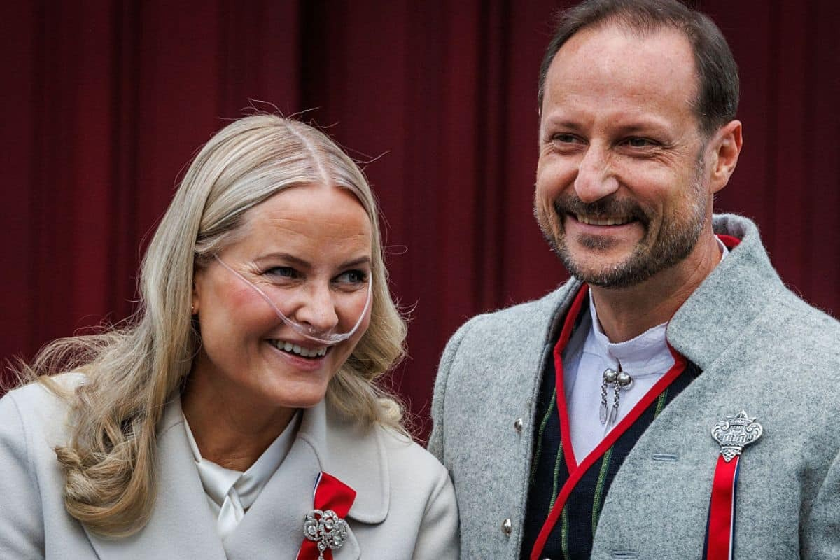 Mette-Marit thuis na longtransplantatie — haar eerste woorden grijpen aan