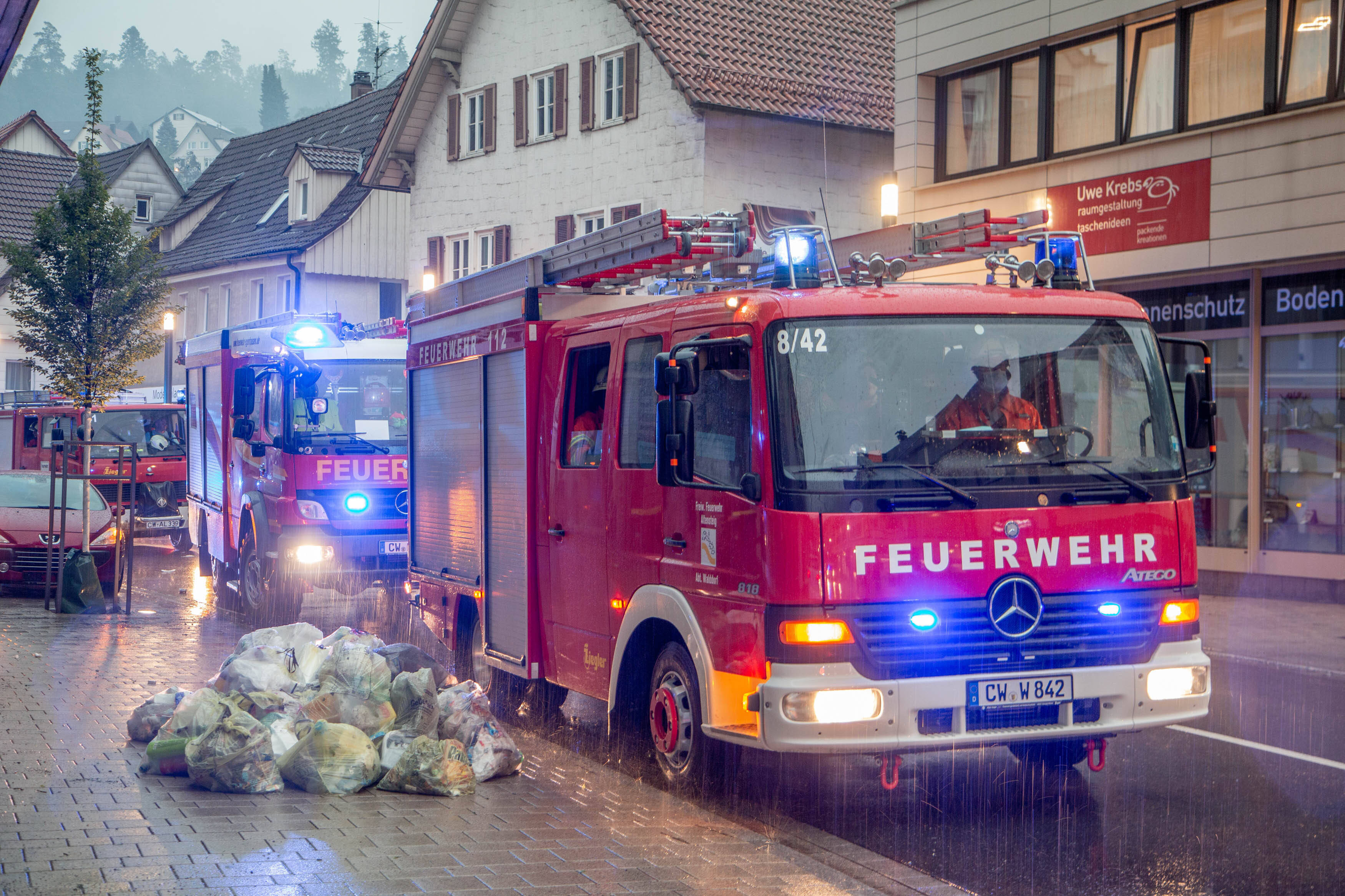 Bus bleibt im Drive-In stecken - Kurioser Unfall bringt Feuerwehr zum lachen!