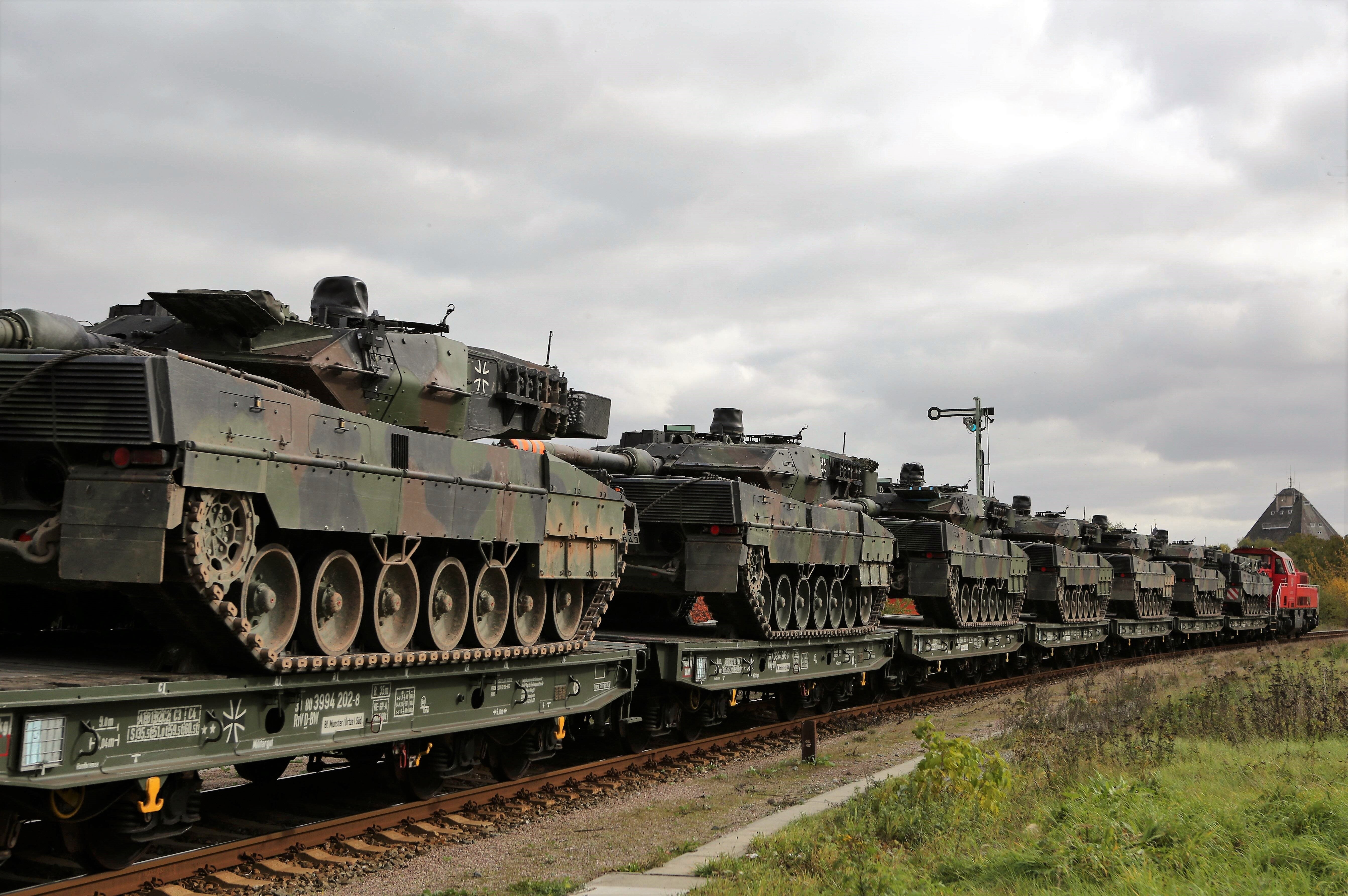 Mysteriöser Panzer-Zug besorgt die Bürger! Haubitzen, Kampfpanzer und vieles mehr - wohin rollt der Zug?