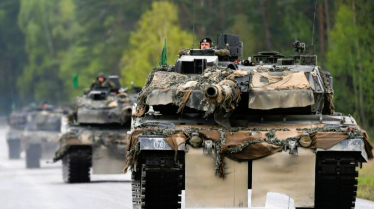 Russischer Wunder-Panzer T-14-Armata auf dem Schlachtfeld gesichtet! Kommt es zum Showdown mit dem Leopard?