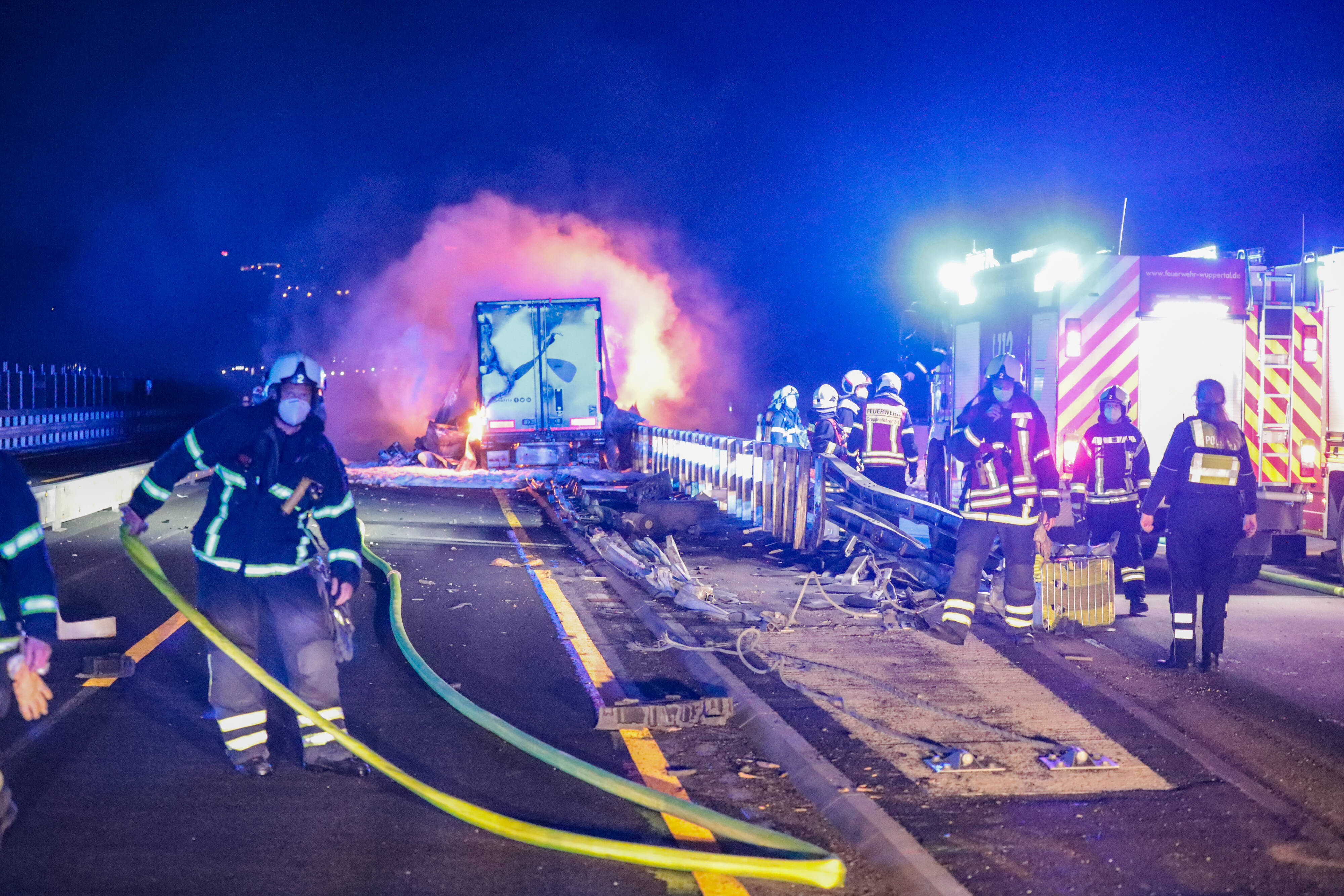 Vollsperrung! Schwerer Unfall - 6 Verletzte! Schwangere Frau und 2 Kinder erleiden schwere Verletzungen