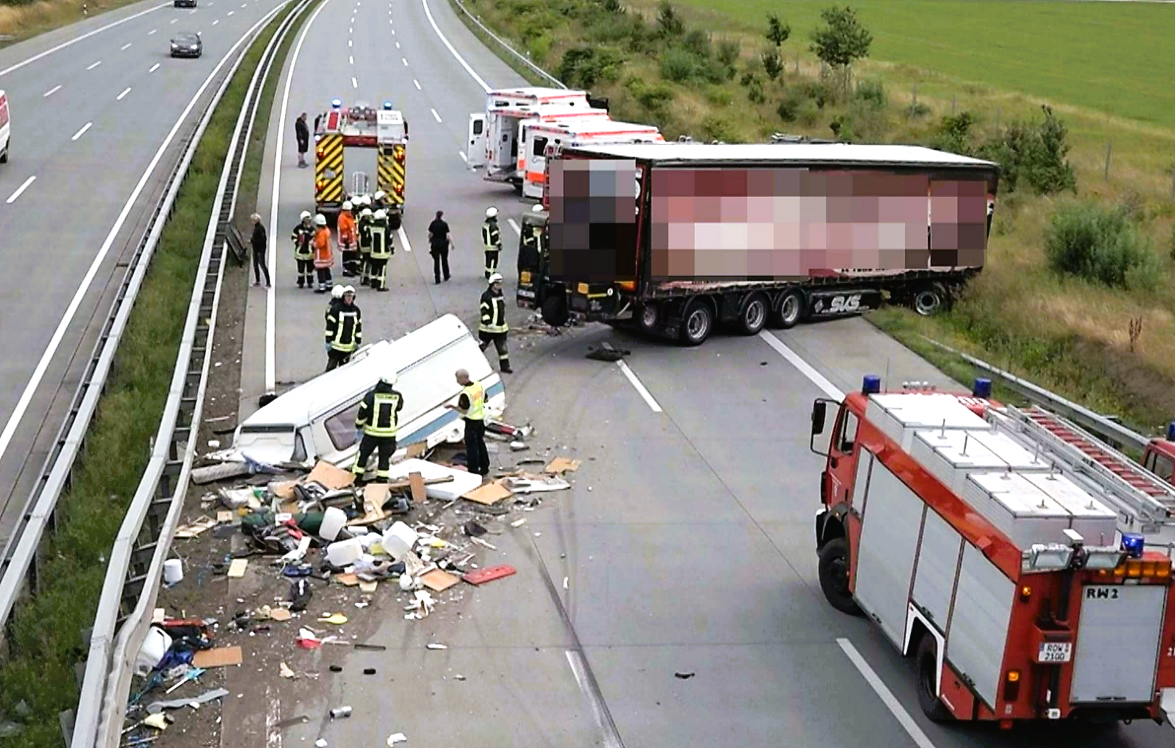 Vollsperrung! Tödlicher Unfall - LKW kracht mit voller Wucht in Wohnmobil am Stauende