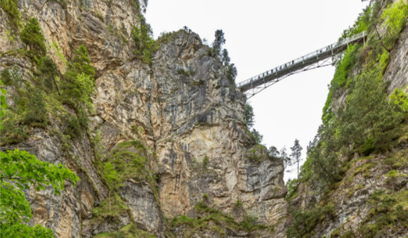 Zwei Touristinnen bei Schloss Neuschwanstein in eine Schlucht geworfen! Tödlicher Angriff!