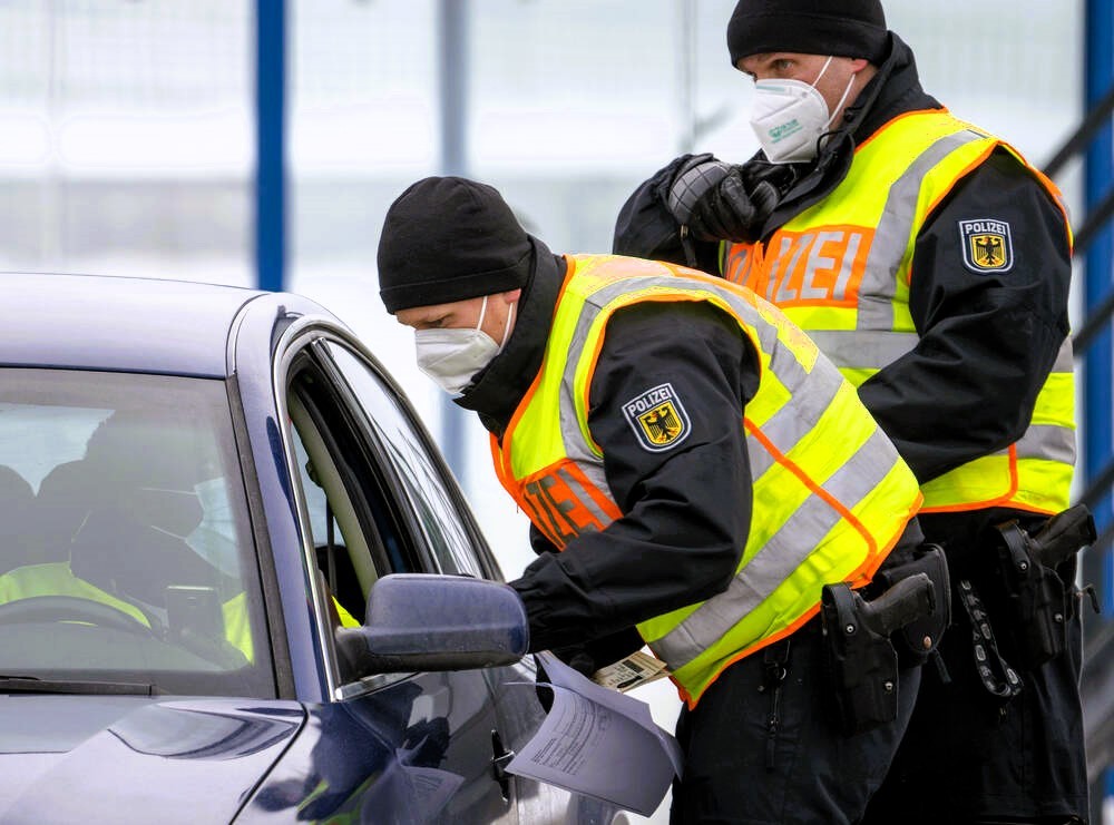 Schießerei auf der Autobahn! Zöllner angefahren - Zoll eröffnet Schüsse auf fliehendes Fahrzeug!