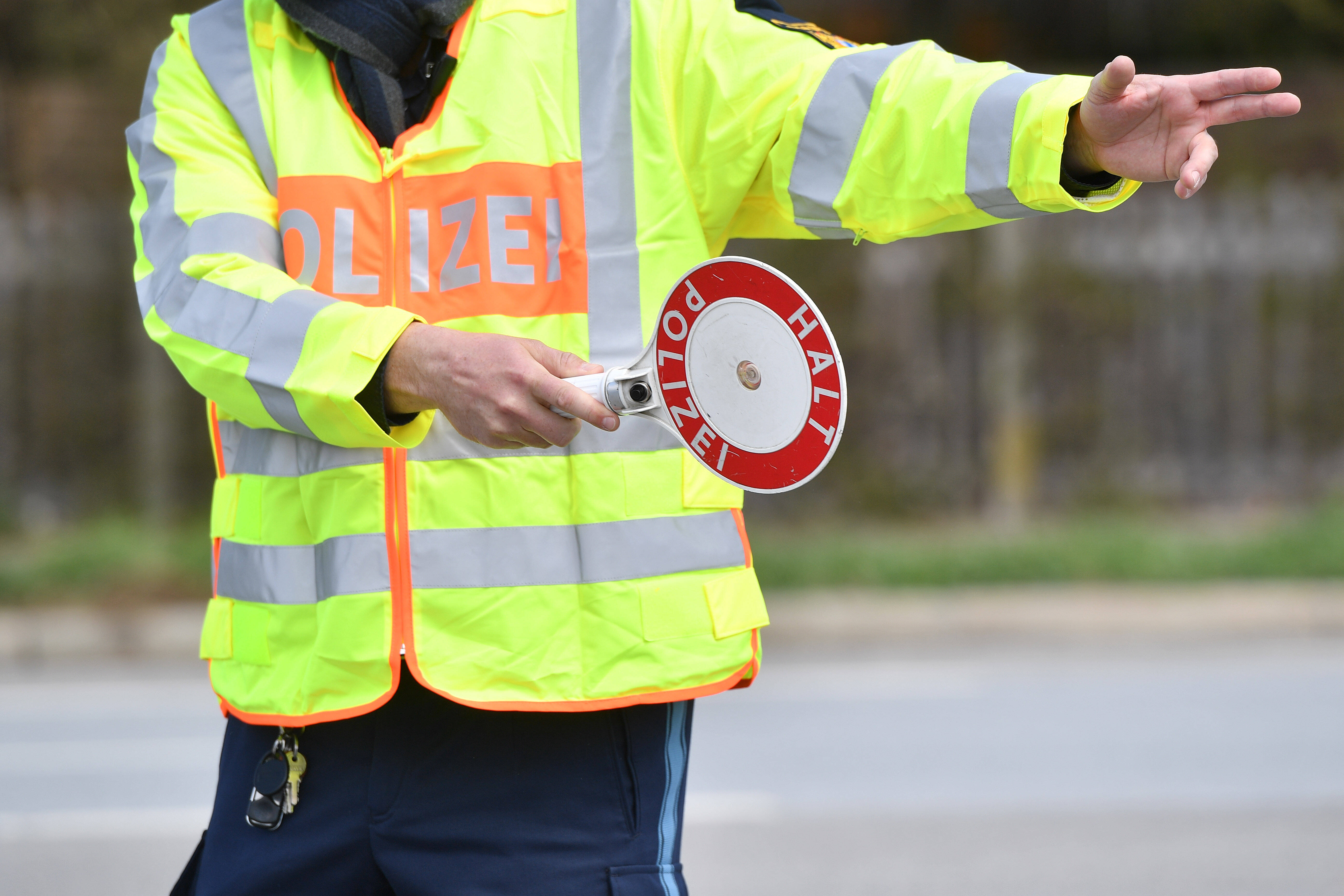 Mann wollte Schülerin entführen! In letzter Sekunde gestoppt - Polizei nimmt Sexualstraftäter fest