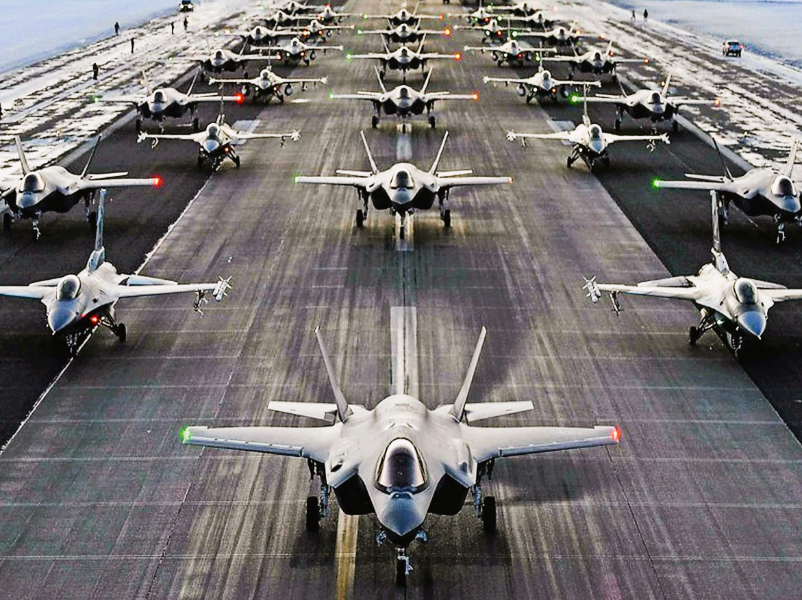 NATO-ATOMBOMBER mit Kurs auf Putins Heimatstadt! Kreml in Alarm - Angriff auf St. Petersburg?