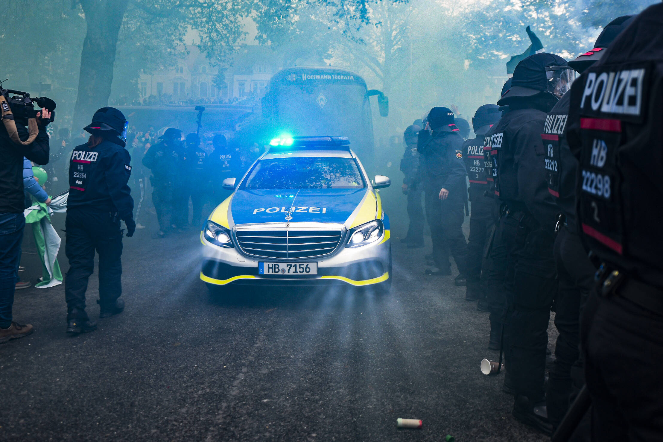 Auto rast in Menschenmenge! 23-Jähriger fährt absichtlich in Menschen! 1 Todesopfer bestätigt
