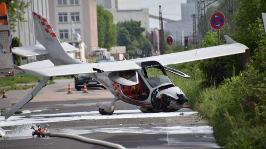 Kleinflugzeug stürzt neben Bahntrasse auf Straße! Schweres Flugzeugunglück bei Mannheim!