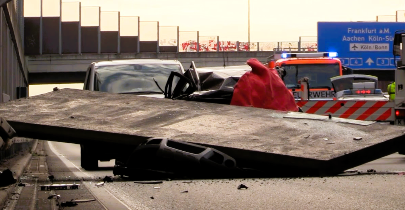 Frau auf Autobahn von Lärmschutzwand erschlagen! War es Baupfusch?!