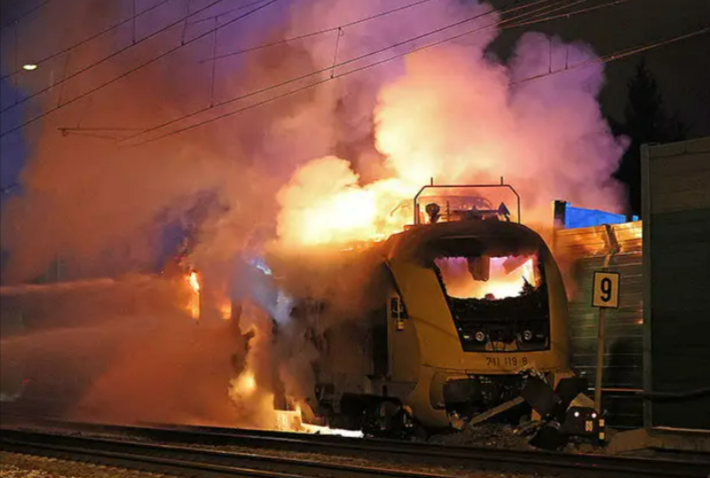 Schreckliches Zugunglück in Deutschland – Mehrere Tote und Verletzte bestätigt, Retter im Einsatz